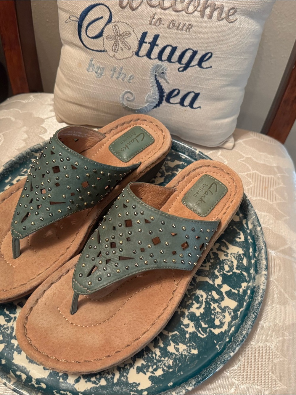 Clarks Women's Artisan Studded ,Thong Sandals — green Upper with Tan Footbed 7.5
